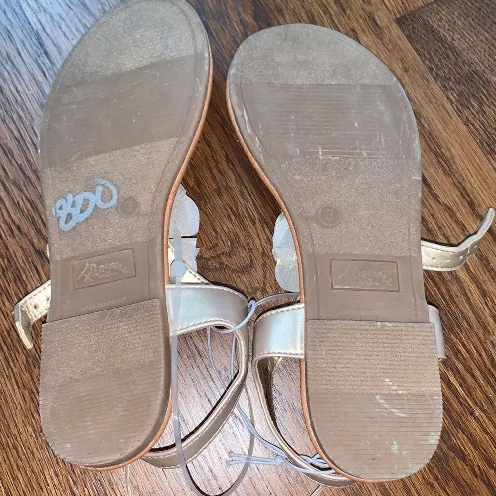‎Nwot Flowers by Nina gold sandals